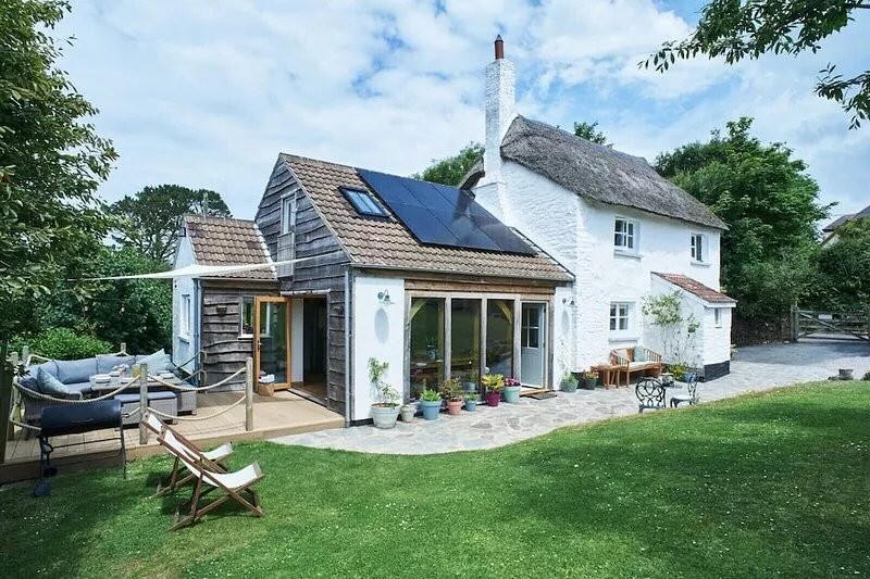 Thatched Coastal Cottage~Family Friendly~Sleeps 8~Large Peaceful Garden