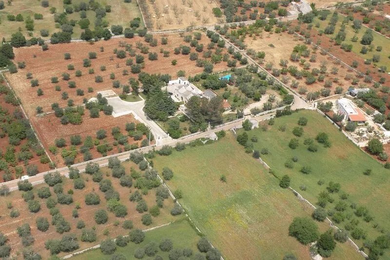 Far from crowded streets, privacy in the green, suitable from 6 to 14 guests