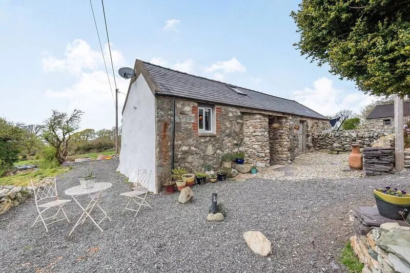 CELYN FARM COTTAGE, romantic, character holiday cottage in Deiniolen