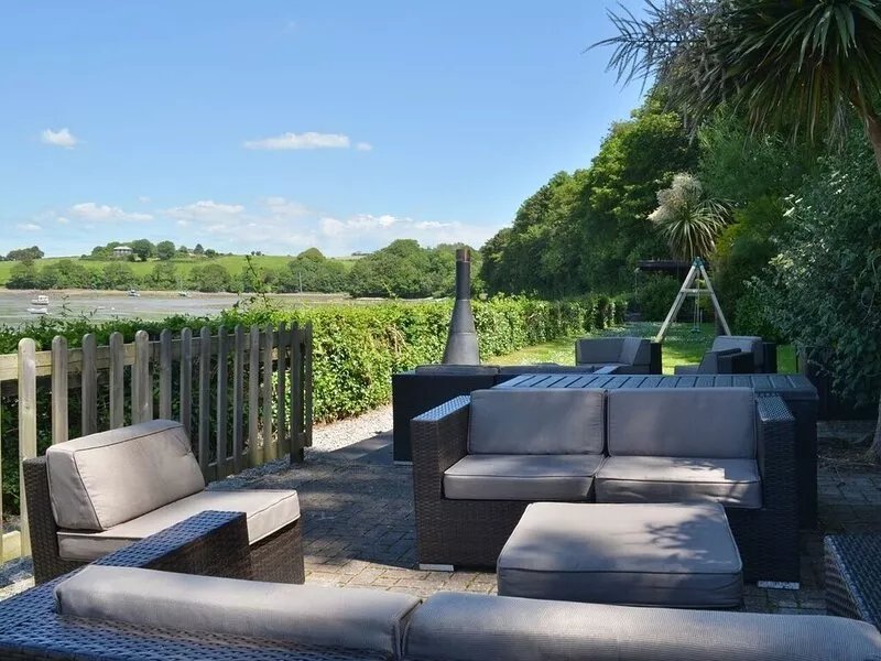 LAKESIDE, pet friendly, luxury holiday cottage in Millbrook