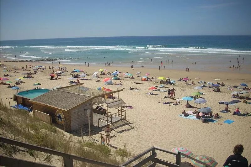 Appart. 48m2 large garden terrace located 60m from the beach and 300m from the