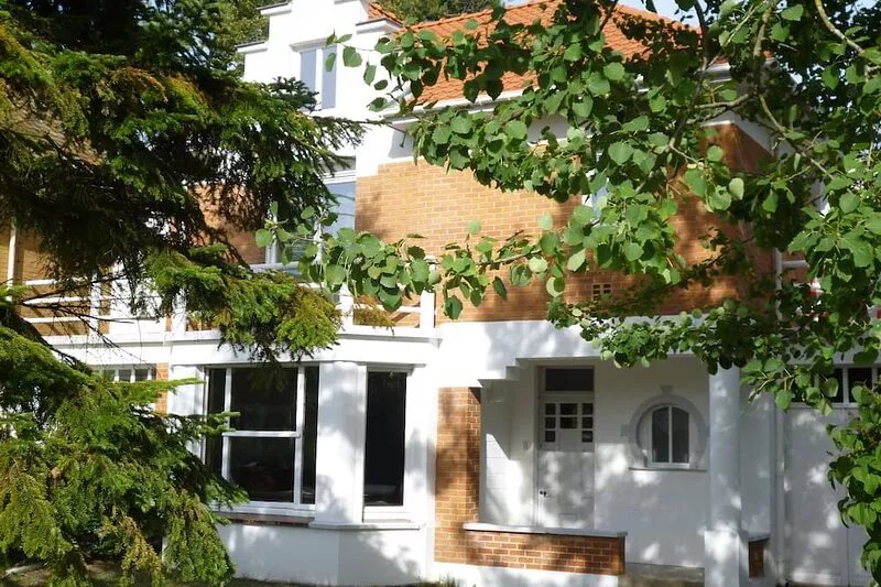 Charming villa in wooded area with large garden 1 km from the sea