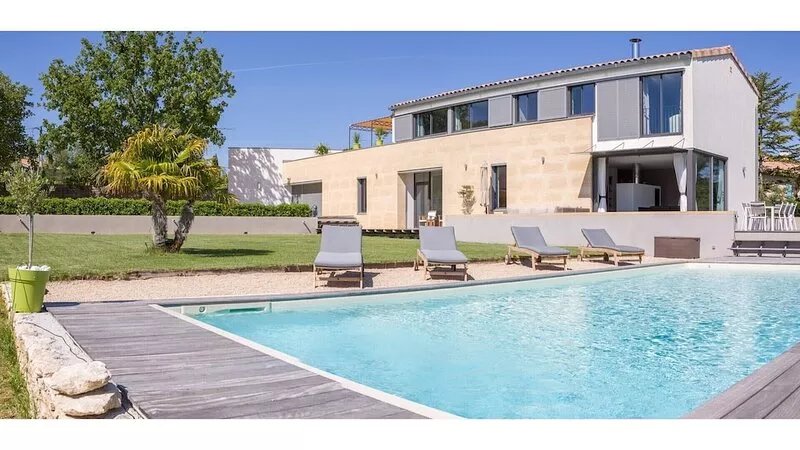 Contemporary architect house 4 bedrooms, 3 shower room, with heated pool