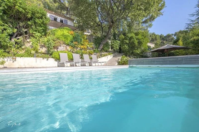 Charming Provencal farmhouse with panoramic view of the sea and vines + pool