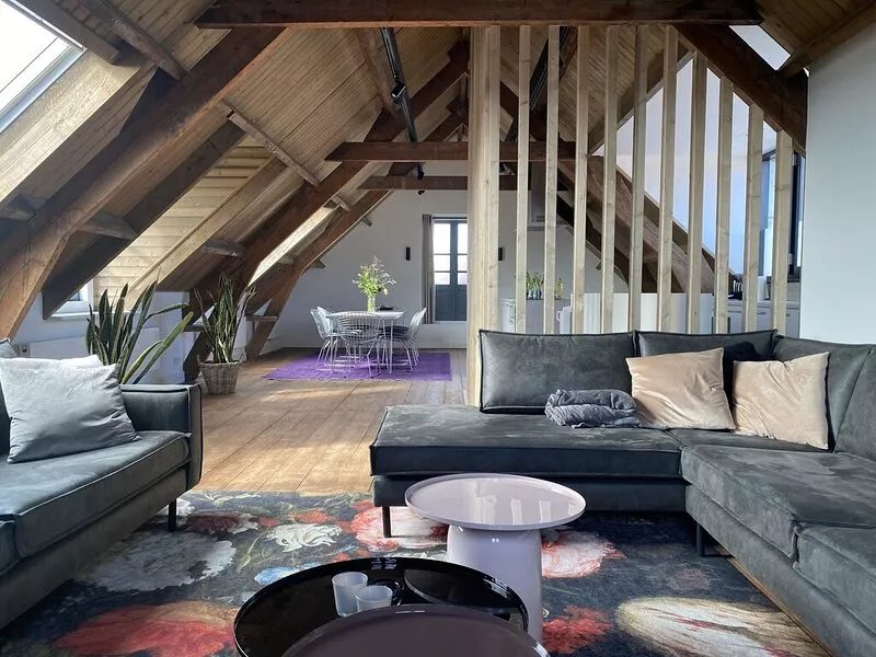Award winning luxury ‘flowerbulb barn’ near the beach and Keukenhof (10p)