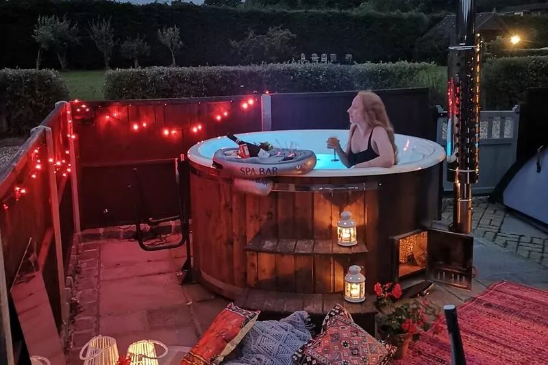 Beautiful barn with private log fired hot tub overlooking the North Downs.