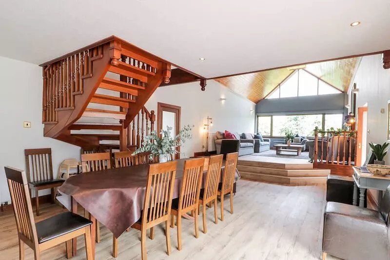 SHIELDHILL FARM HOUSE, pet friendly, with hot tub in Falkirk