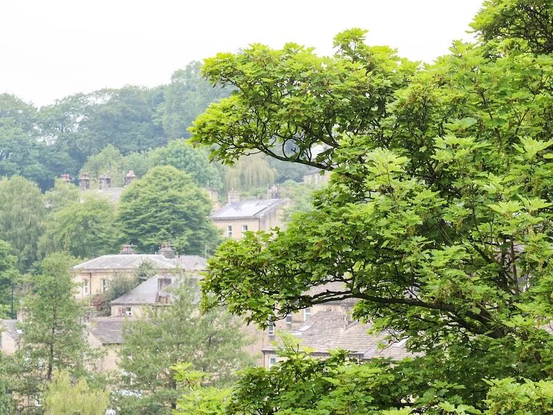 VICTORIA HOUSE, family friendly, with a garden in Holmfirth