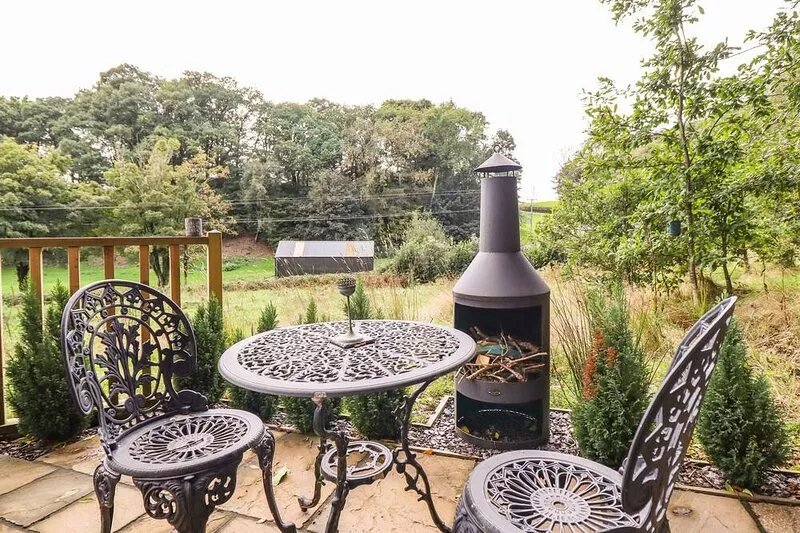 CHATEAU PETIT, pet friendly, with a garden in Trefeglwys