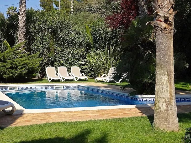 Beautiful house 5000m2 private garden with pool i and porch with barbecue.Wi-Fi