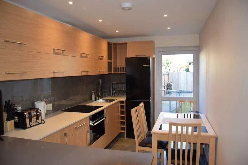 4/5 Bedrooms house, 2 Bathrooms, Sleeps11, 10 min. tube station