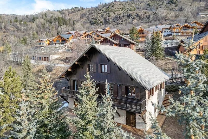 Serre chevalier Large apartment with fireplace in family chalet