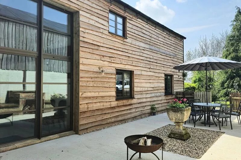 The Old Tractor Shed, Cheltenham - sleeps 12 guests  in 5 bedrooms