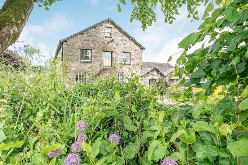 5 THE GRANARY, family friendly, with a garden in Kendal