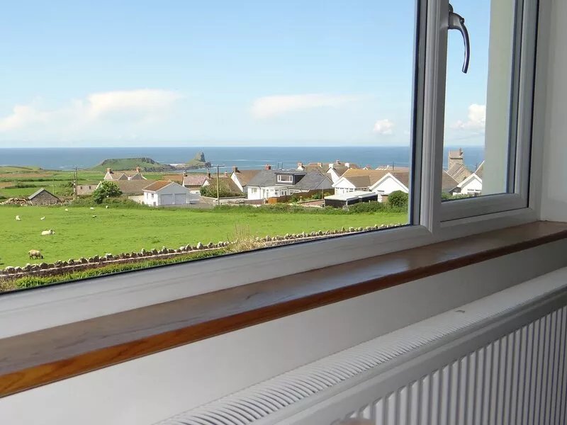 Spectacular sea views from this family friendly 4 bed holiday home.