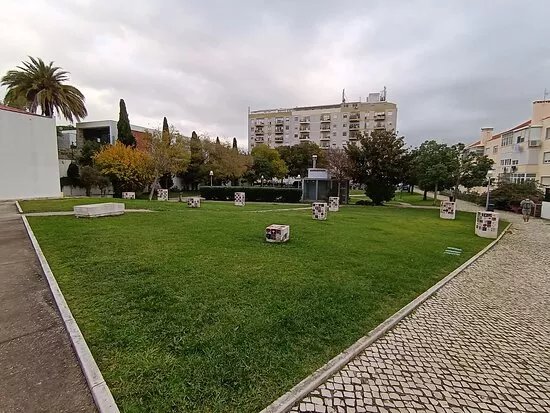 Esculturas Homenagem Ao 25 De Abril De 1974