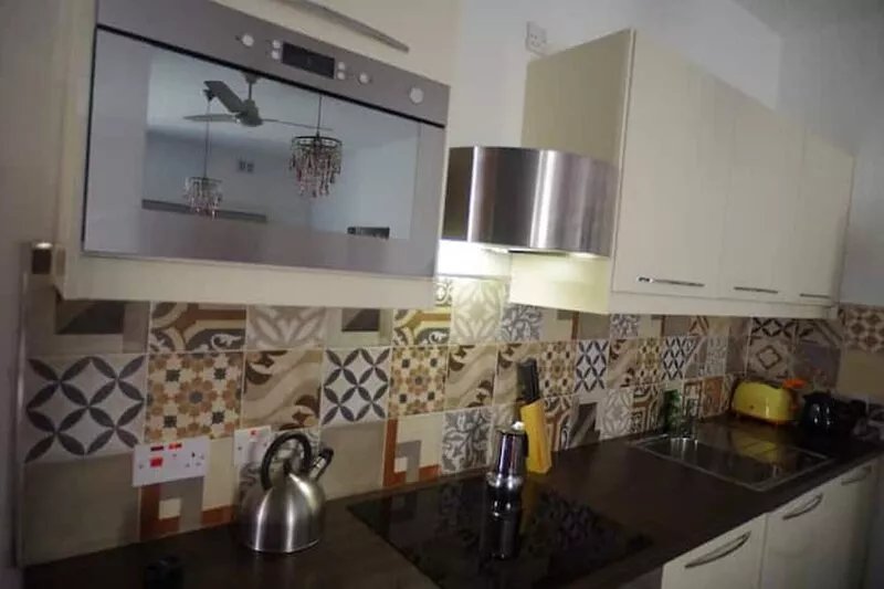Trendy Apts Minutes Away From Commercial District