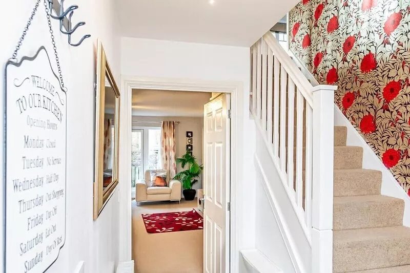 Spacious 4 Bed house with parking and garden