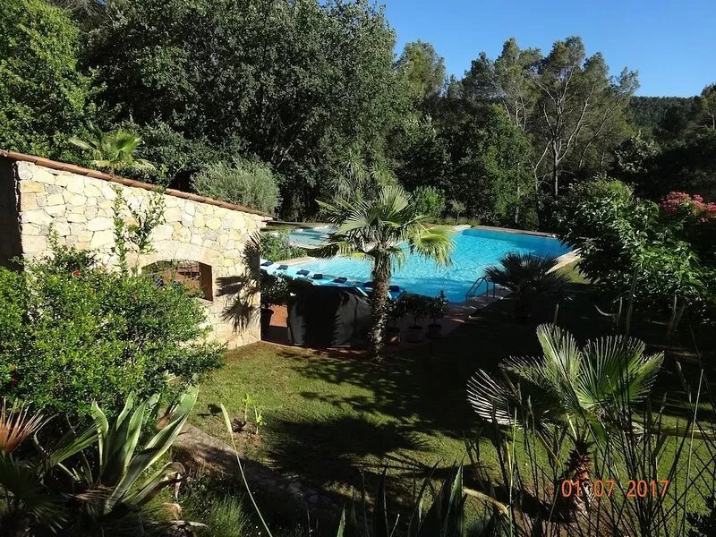 Luxury Villa in Villecroze - Dive into Paradise with Your Private Oasis!