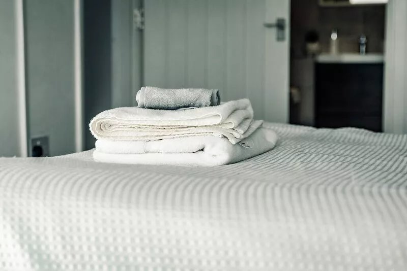 Comfort Spacious  Lux Modern One Bed Maisonette  King Size Bed At DealHouse 4