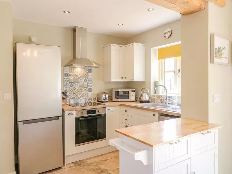 ACORN LODGE, family friendly, with hot tub in Sandon, Staffordshire