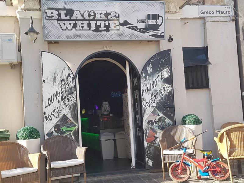 Black & White - Lounge Bar
