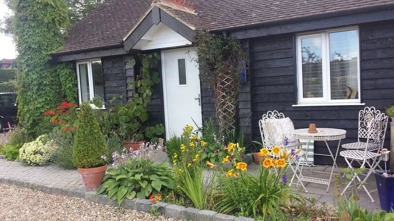 Rural, cosy cottage in idyllic Kent setting.