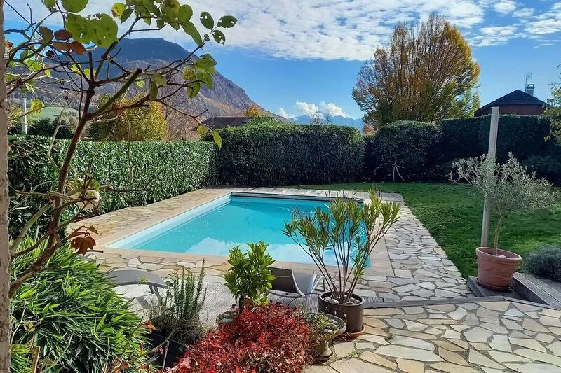 Villa with swimming pool, south-facing enclosed garden and beautiful mountain