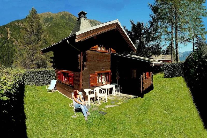Small Chalet (Typically Montagnard mazot) independent with large garden