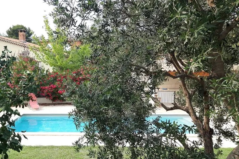 Villa terrace private pool garden between Aix and Salon. Sleeps 6.