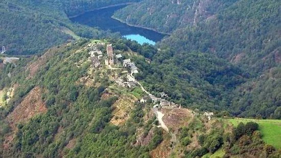 Belvedere des Gorges de la Truyere et du Chateau de Valon