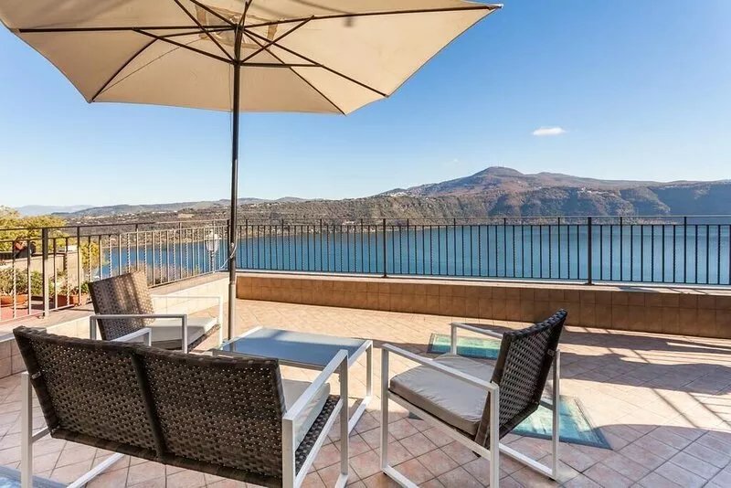 Casa Lucia overlooking the lake of Castel Gandolfo