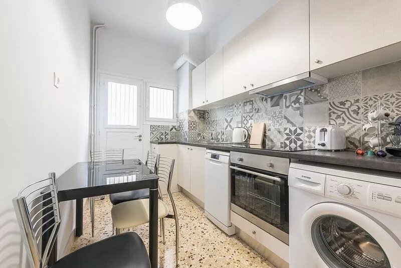 Bright 2 bdrm apt in the heart of Athens