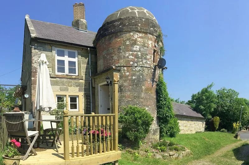 Cozy accommodation in a Listed building with log burners close to Battle