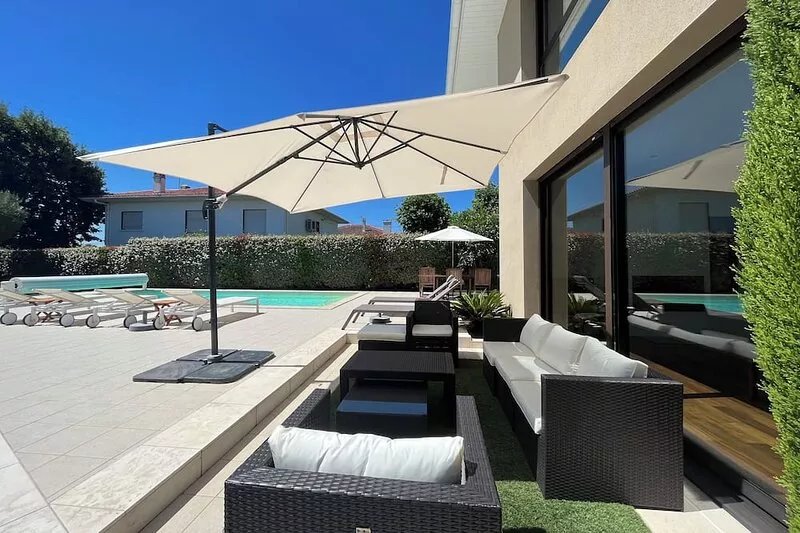 Beautiful modern villa, heated pool, near sea ang golf