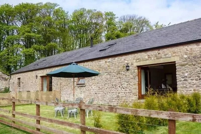 POPPY COTTAGE, pet friendly, with open fire in Lancaster