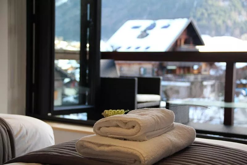 Modern Centrally located chalet, wifi, hot-tub and log fire