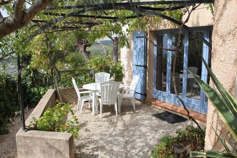 Delightful ground floor apartment in villa, in Cassis, accommodation 4 people