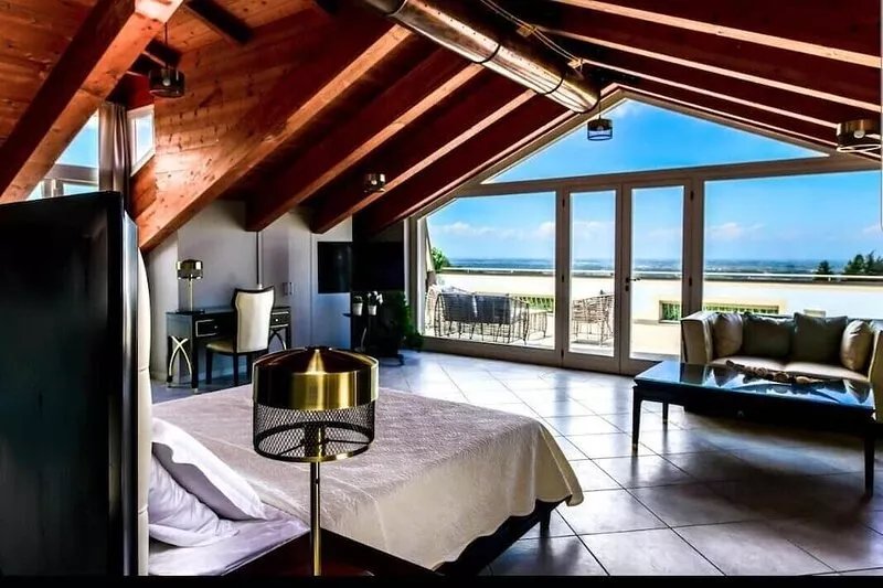 Luxury apartment in the very center, but quiet and private