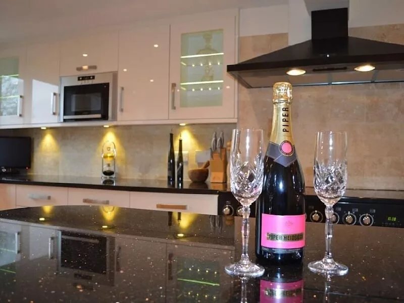 The Cotswold Manor Lodge, Exclusive Hot Tub, Games Barn, 70 acres of Parkland