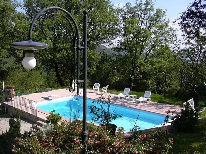 Relax in the greenery in a villa with swimming pool near Florence