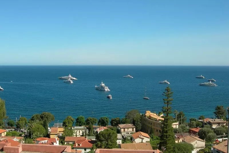Sea view garden apartment with pool. Near beach between Nice and Monaco