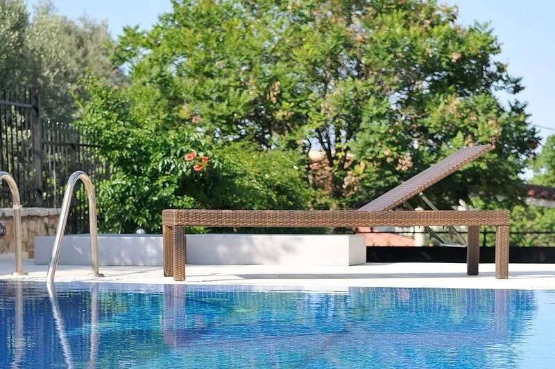 Family Maisonette with Private Pool, near the Beach