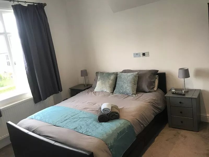 Newly reburbished 5 bedroom house with private parking and garden