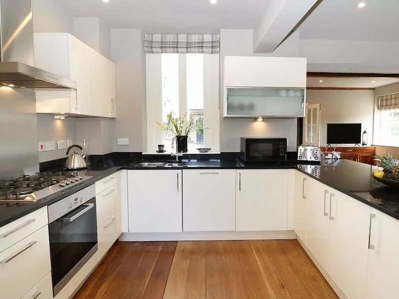 CASTLE HILL, character holiday cottage, with a garden in Bakewell