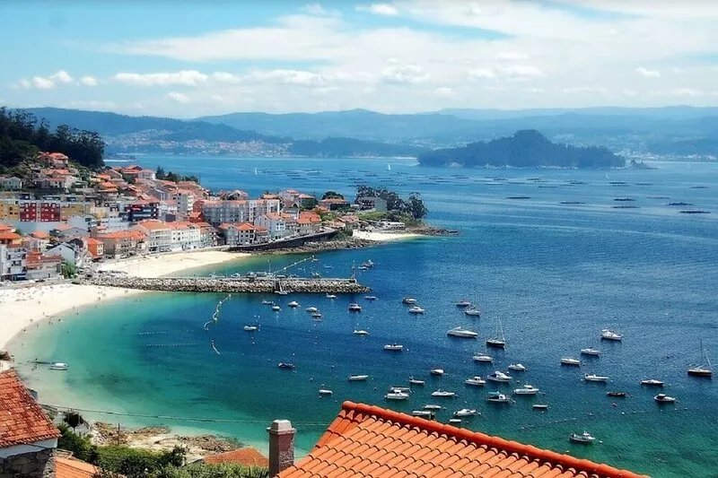Wonderful sea view! In front of the beach. 5 km from Sanxenxo. Free WIFI