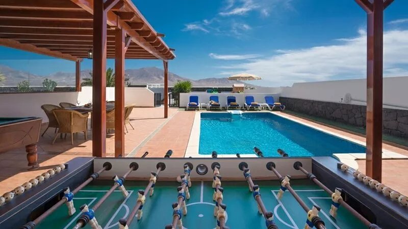 Casa Faina, villa in Playa Blanca with private pool, jacuzzi and playground