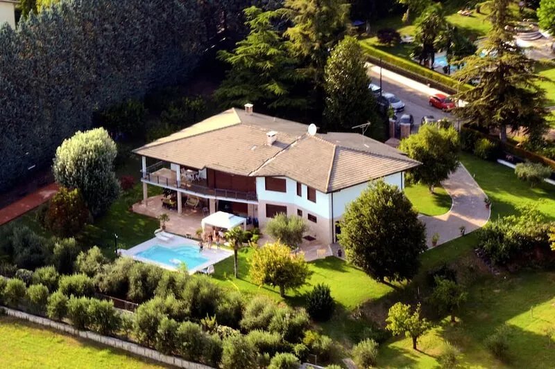 APARTMENT IN VILLA WITH SWIMMING POOL AND TENNIS COURT SURROUNDED BY GREENERY