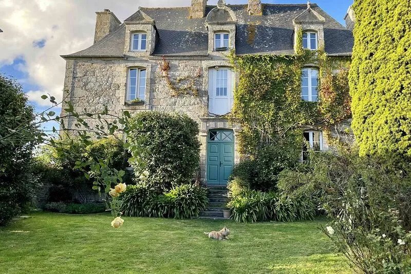 Early 18th century presbytery 10 minutes from the beach and TGV train station
