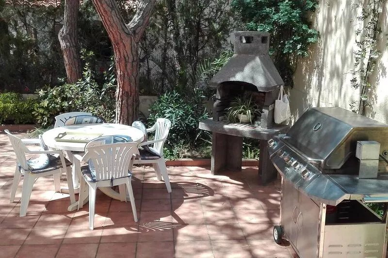 VILLA FABIOLA- NEAR THE BEACH, WITH A PRIVATE GARDEN AND GARAGE